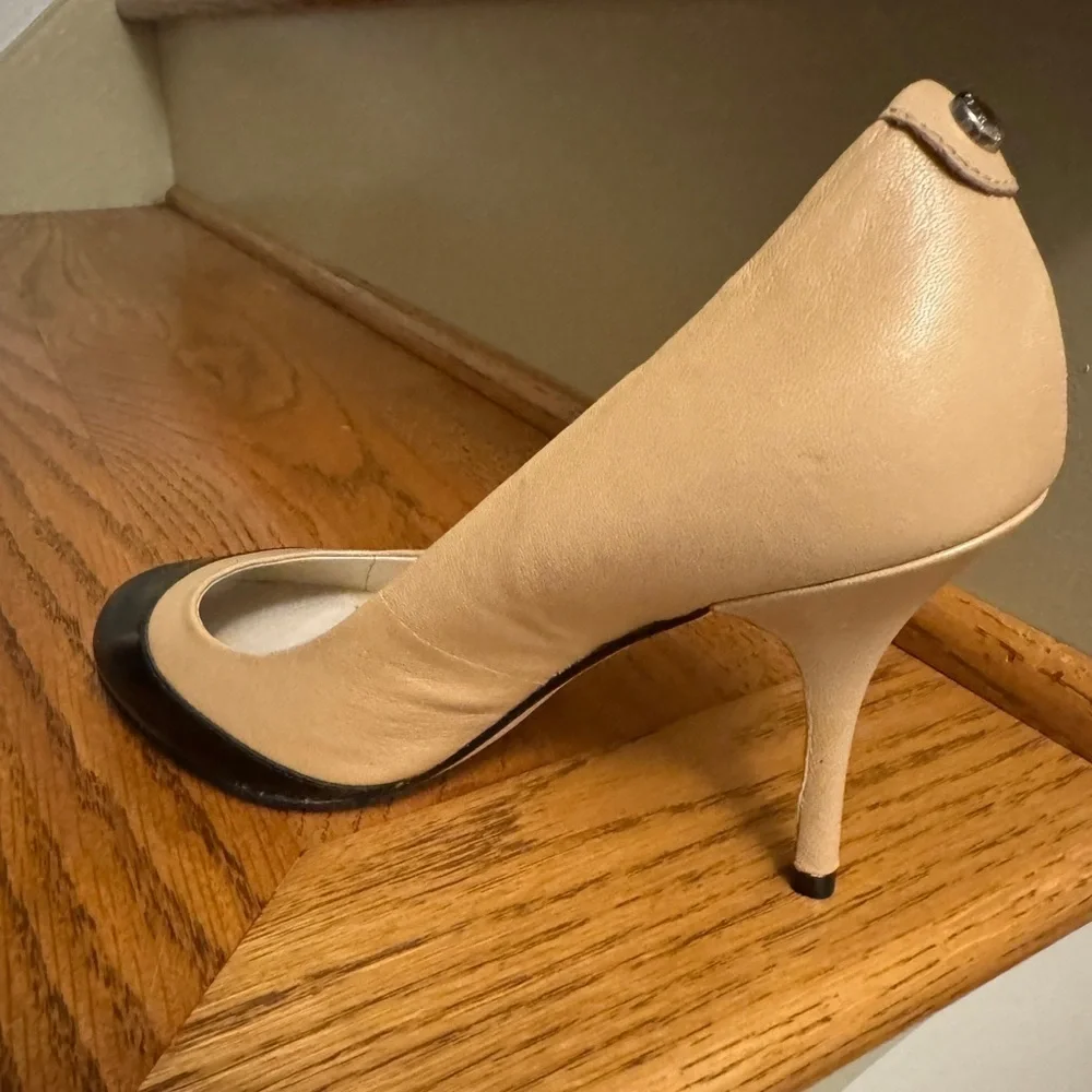 MICHAEL KORS Leather Presley Cap Two Toned Black and Tan Heels 5 1/2 5.5